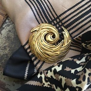Trifari vintage gold tone broach.